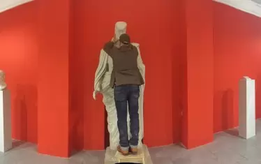 Подредената вчера изложба „Мемориал - класически проект в съвременното изкуство“ на Андрей Врабчев ще остане в галерия Port A най-малко още седмица.