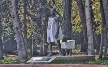 Паметникът на Махатма Ганди в Южния парк.