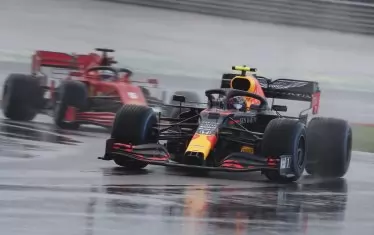 Алекс Албън от "Ред Бул", който ще стартира на четвърта позиция кара по мократа писта пред четирикратния световен шампион Себастиан Фетел ("Ферари"), завършил 12-ти в квалификацията на "Истанбул Парк".