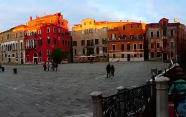 Последните лъчи на залеза осветяват фасадите на този венециански площад. 