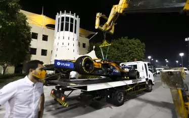 Кран товари на сервизен камион авариралия болид на Карлос Сайнц ("Макларън") по време на квалификацията в Бахрейн.