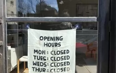 Много от артефактите са събрани от доброволци, които пазаруват или просто минават по улицата.