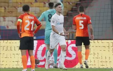 Германският национал Ларс Щиндл (в бяло) току що е вкарал петия гол за "Борусия" (Мьонхенгладбах) във вратата на "Шахтьор".