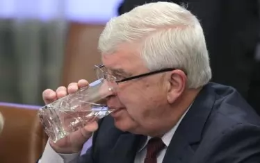 Финансовият министър Кирил Ананиев  не може да удържи устрема на управляващите да раздуват държавните разходи. Лошото е, че харчовете са хаотични и панически.