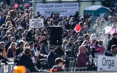 Съд пусна хиляди да протестират 
в Лайпциг срещу ковид мерките