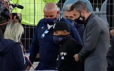 Марадона изпълняваше със затруднение треньорските си функции в "Химнасия и Есгрима" в петък. Той се движеше, подкрепян от хора от клуба, в домакинството срещу "Патронато".