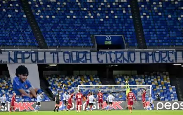 По време на последния мач на стадиона под името "Сан Пауло", бе опънат и надпис "Наполи" ти се кълне във вечна любов", също посветен на Марадона.