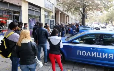 Властта пак опитва да намали опашките за личните документи 