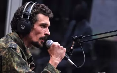 "Радио на омразата" задава важните и до днес въпроси: може ли нещо напълно невинно в медийното пространство да доведе до насилие и агресия? Как се изгражда един екстремист?