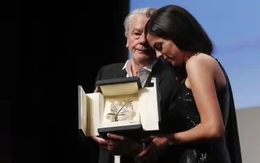 С дъщеря си Анушка Делон в Кан, където миналия май получи "Златна палма" за цялостно творчество. 