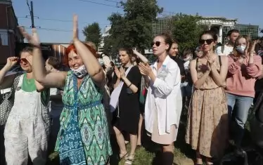 Привърженици и колеги на режисьора Серебренников на демонстрация пред съда, където се гледа делото срещу него, през юни т.г.