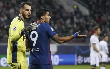 Героят за "Локомотив" (М) - вратарят Гилерме, успокоява нападателя на "Атлетико" Луис Суарес (вдясно), който има претенции към рефера в игрови момент от мача в Москва.