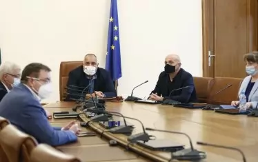 Правителството оставя впечатление, че държи да се презастрахова срещу бъдещи скандали за доставките на ваксини.