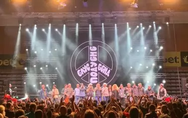 С приятели на сцената на зала "Универсиада" в концерта "30 години на пътя".