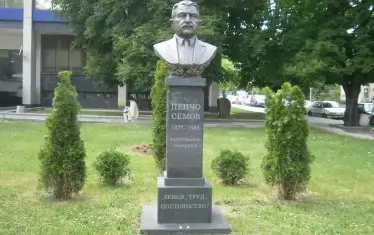 Паметникът на индустриалеца, поставен в Габрово през 2008 г. при обявяването му за почетен гражданин.