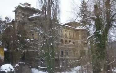 Вилата на Пенчо Семов, която е превърната от него в "старопиталище".