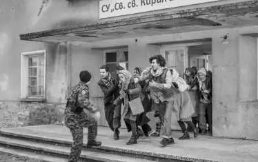 В ролите на афганистански бежанци участват истински афганистански бежанци. 