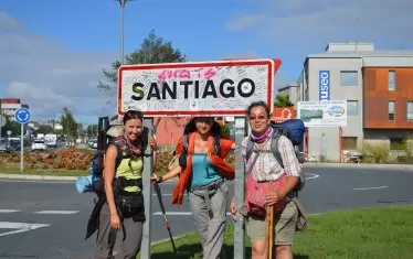 Последни метри от легендарния Ел Камино - варненката (вдясно) и нейни случайни спътници са изпълнили предизвикателството.