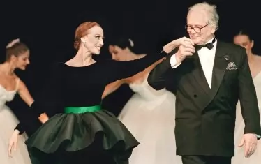  Мая Плисецкая и Пиер Карден на подиума в московския хотел „Россия“, Москва на 09 януари 1998 г. 