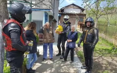  От март до май по време на извънредното положение рокерите от "Помощ на две колела" са раздали близо 3600 пакета храна на нуждаещи се хора.