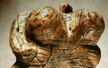  Най-старата човешка фигура в историята на изкуството - Венера от Холе Фелс.