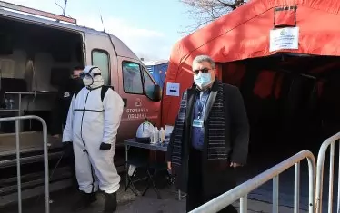  Върнатият като директор на РЗИ-София Данчо Пенчев (вляво) се е приготвил за инспекция на пункта за ваксинации.