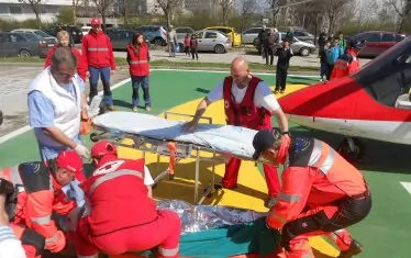 Демонстрация на товарене на пациент на изградената хеликоптерна площадка до МБАЛ Бургас. Машините отново са на "Хели ер".