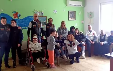  Пандемията преустанови личните срещи на рокерите с децата от центъра от семеен тип в Перник, но рокерите продължават да се грижат за тях.