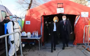  Кметът на София Йорданка Фандъкова и здравният министър Костадин Ангелов на излизане от инспекцията. Пред журналисти Фандъкова заяви, че ще се ваксинира.