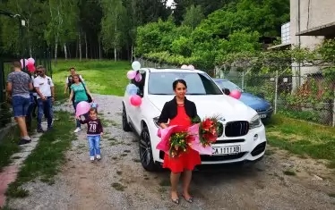 Луксозният тоалет и колата за абитуриентката от Перник са осигурени от мотоклуб Widow's sons и амбицират и другите деца от центъра от семеен тип да учат и да завършат училище.
