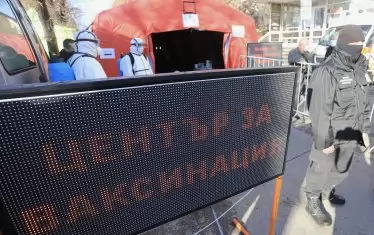 На входа има електронно табло, което обозначава, че именно това е Центърът за ваксинации срещу коронавируса.