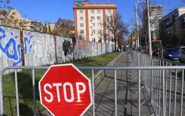  Тротоарът около РЗИ-София и пред временния пункт е отцепен с метални прегради.