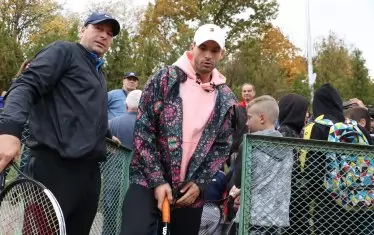 В края на миналата година Григор Димитров и баща му Димитър Господинов (вдясно) изнесоха открит урок за деца в семейния спортен комплекс "Хасково 2015" в родния град на тенисиста.