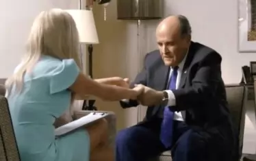  Бакалова в сцената с Джулиани. 