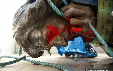 Властите извадиха от водите в пристанището паметника на Едуард Колстън, но той вече бе непоправимо вандализиран от протестиращите.