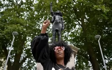 През юли за кратко на мястото се издигна статуя на чернокожата активистка Джен Рийд.