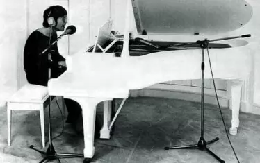 В клипа Imagine