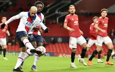 Суперзвездата на ПСЖ Неймар отправя топката към вратата на "Юнайтед" за първия си гол на ст. "Олд Трафорд", с който откри резултата още в 6-ата мин.