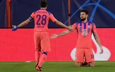 Оливие Жиру (на колене) приема поздравления за втория от четирите си гола за "Челси" при гостуването срещу "Севиля".