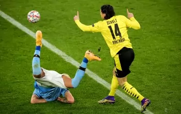 Бранителят на "Борусия" Нико Шулц отказва да признае нарушението срещу Сергей Милинкович-Савич, довело до дузпа за "Лацио" в 67-ата мин.