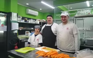  Майстори в кухнята на кетъринг "Бон Апети" на фондация "Светът на Мария". 