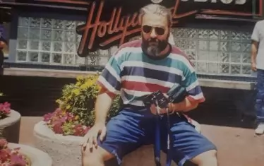 Христо Йотов отишъл в "Юнивърсъл" да снима филм, но студиото се оказало затворено. 