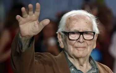  Пиер Карден се сбогува с публиката, след представянето на колекцията есен/зима 2016/2017 в Седмицата на модата в Париж на 9 юли 2016 г.