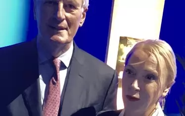  С Мишел Барние