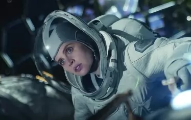  Актрисата Фелисити Джоунс в „Среднощно небе“. 