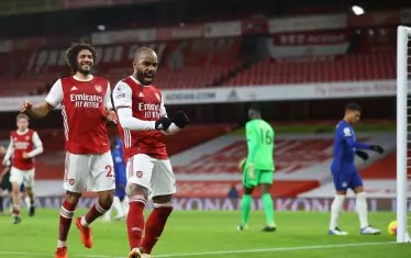 Нападателят на "Арсенал" Александър Лаказет (вторият от ляно на дясно) току що е открил резултата срещу "Челси" от дузпа.