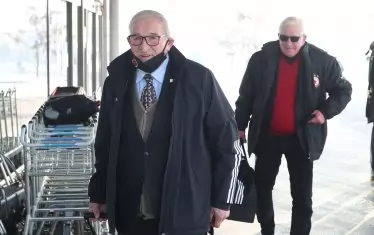  Легендите на ЦСКА Димитър Пенев и Георги Велинов (на заден план) също заминаха за мача срещу "Клуж".