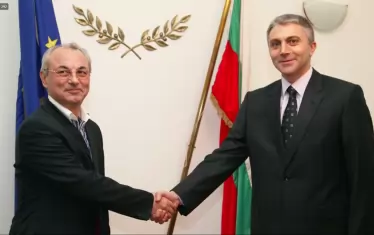 Доган и досега предпочита Карадайъ за "оперативен лидер" на своята партия.