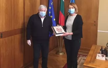  Кметът Фандъкова получава преписа на "Под игото".