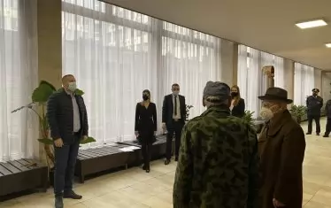 МВР и прокуратурата връщат откраднатите чрез измама от двама възрастни мъже пари. На кого е необходима точно тази показност?